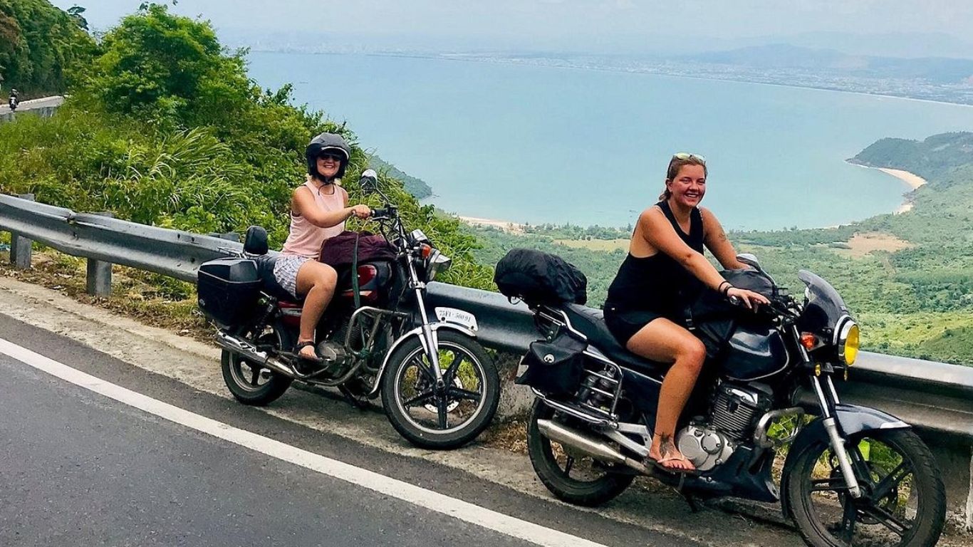 Explore Hai Van pass by motorbike