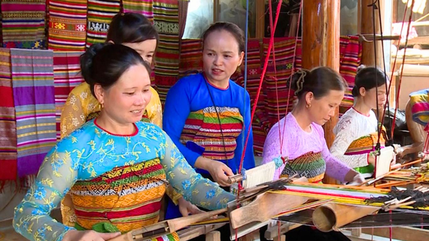 weaving workshop at Pu Luong