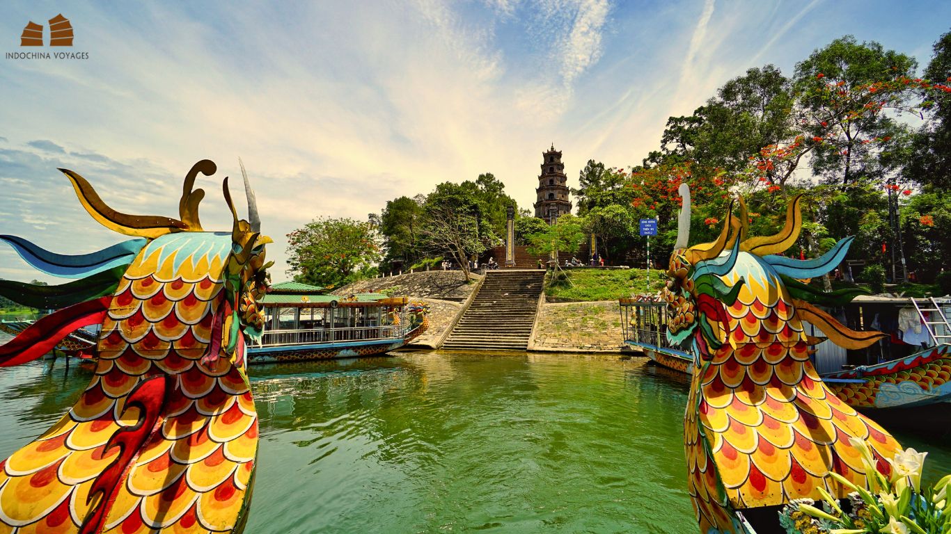 Dragon boat to Thien Mu Pagoda