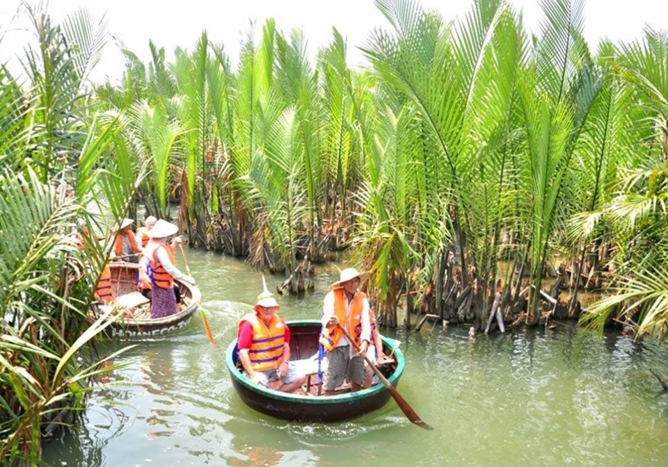 Immerse in Thu Bon River