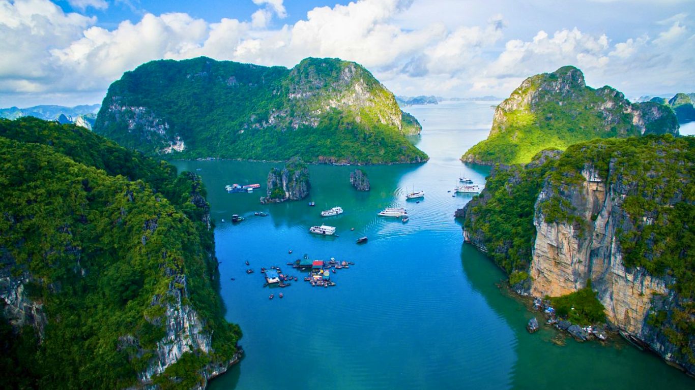 Charming Bai Tu Long bay