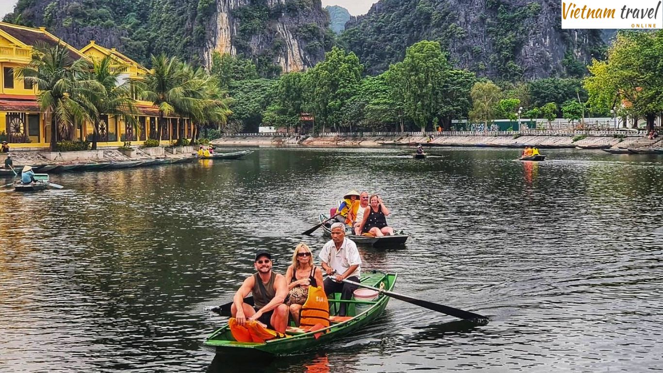 Tranquility when taking Tam Coc boat tour early