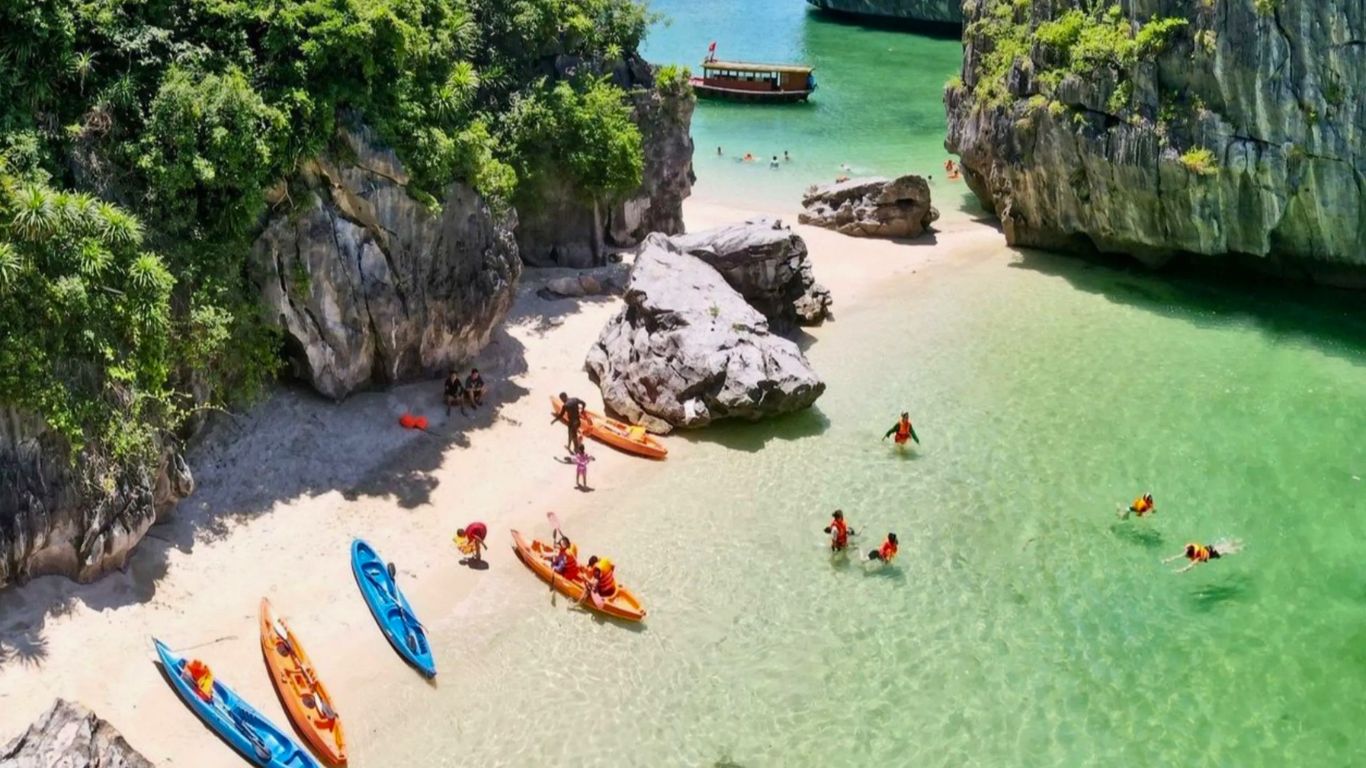 Kayak in Ba Trai Dao beach