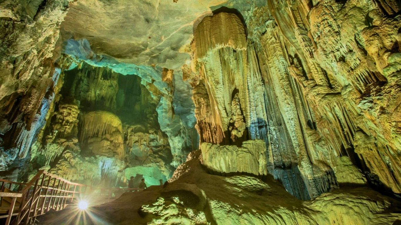 Rock formation of Thien Canh Son Cave