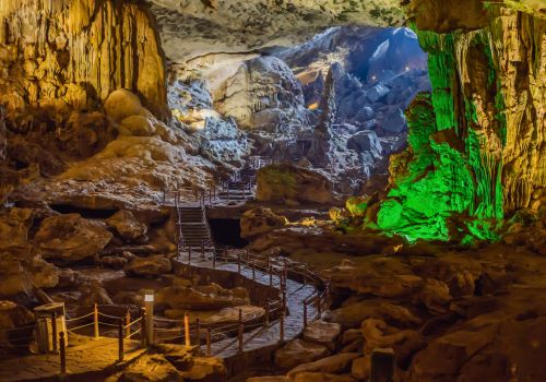 Surprise Cave Halong Bay – Insider tips for an unforgettable visit