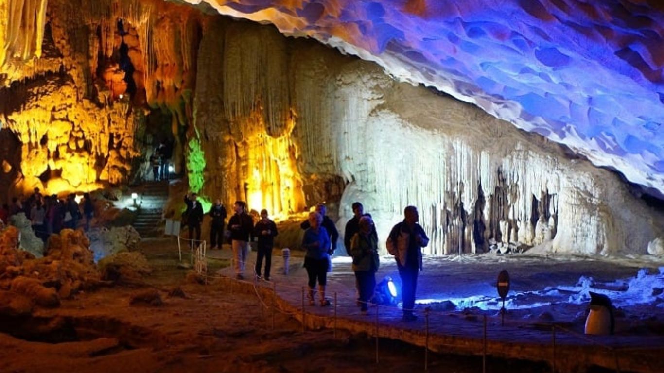 Discover the first chamber of Thien Canh Son cave