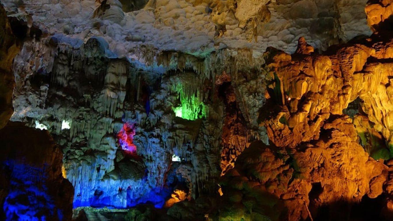 The second chamber of Thien Canh Son cave