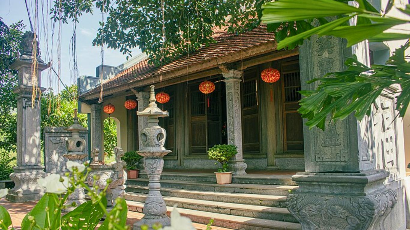 Goi Dai temple in Thung Nham Bird Garden