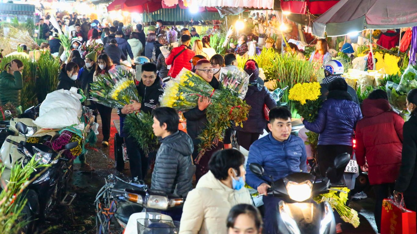 night flower market in Hanoi in January