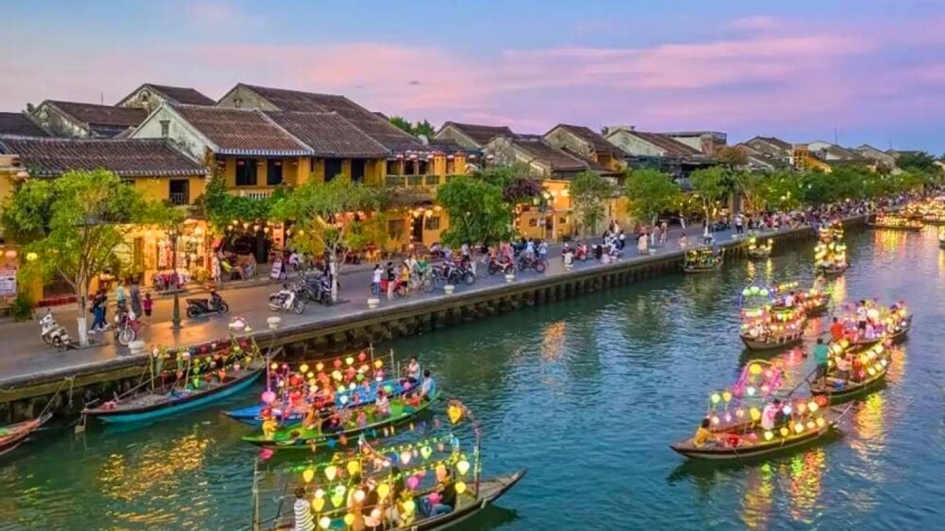 Boat ride along Thu Bon river